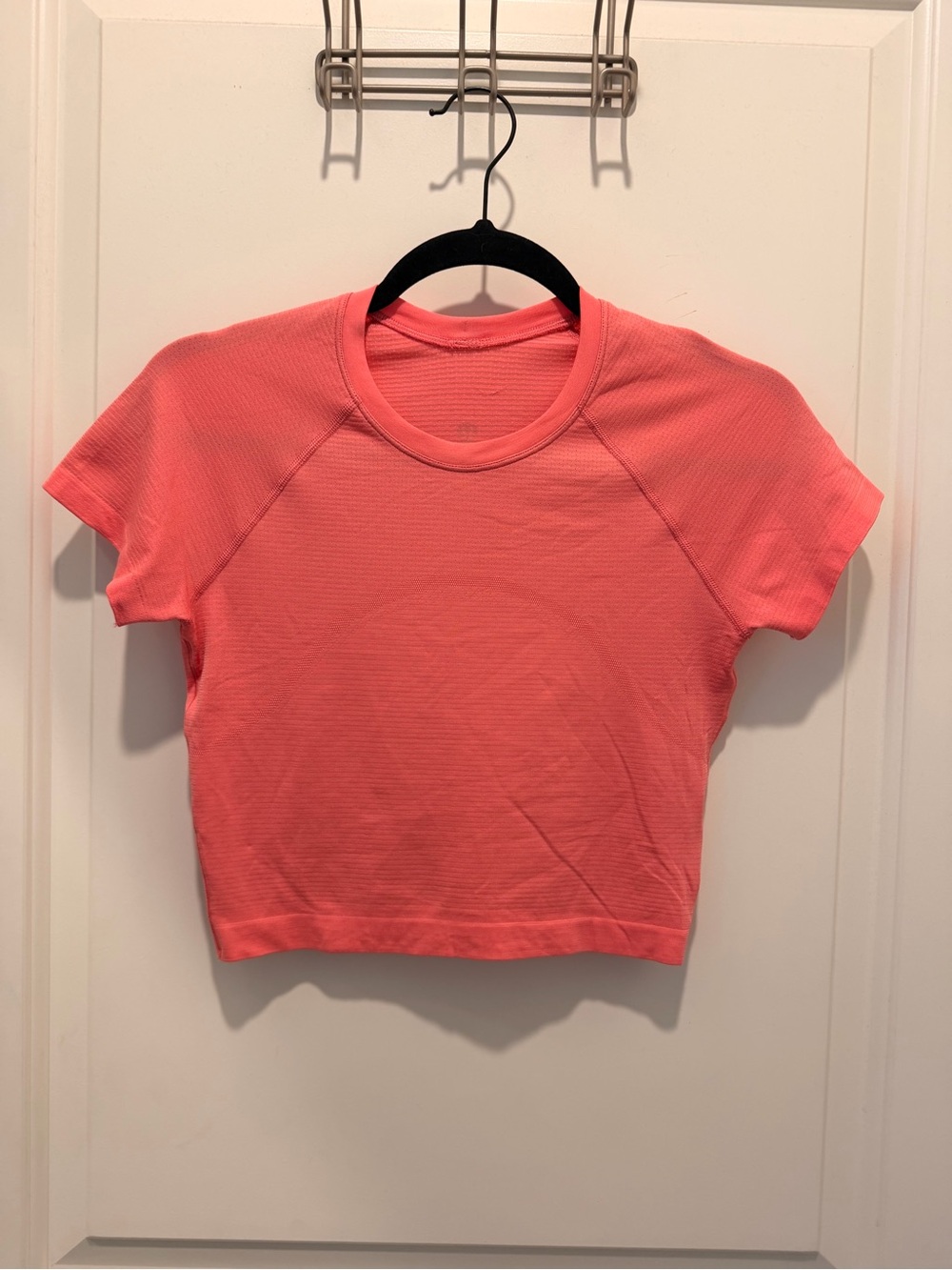 Lululemon Swiftly Tech
Cropped Short Sleeve Size 6
Pink